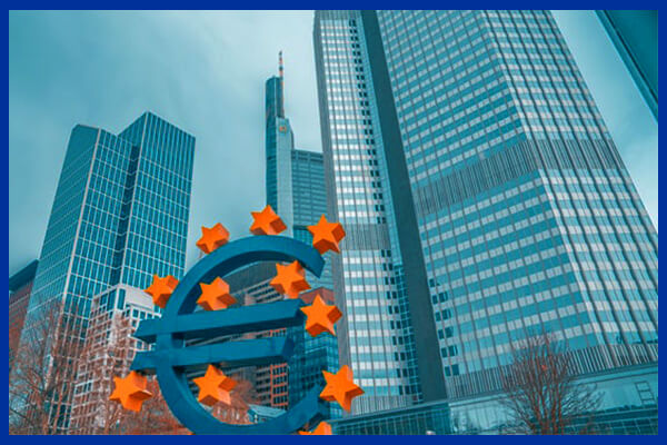 Clădiri europene și simbolul euro reprezentând faptul că Comisia Europeană este administratorul UE și a fondurilor europene din România