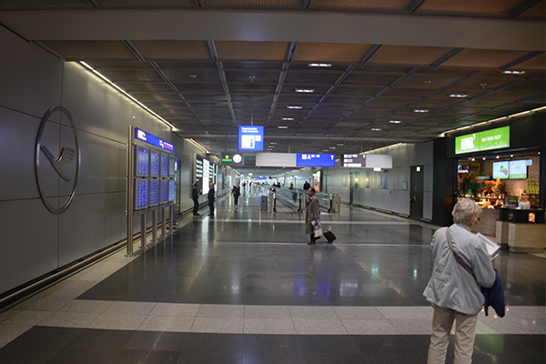 Unul dintre holurile de tranzit din aeroportul Frankfurt