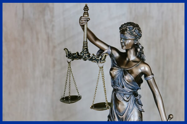Balanță reprezentând controlul corect al legii și dreptății În Europa