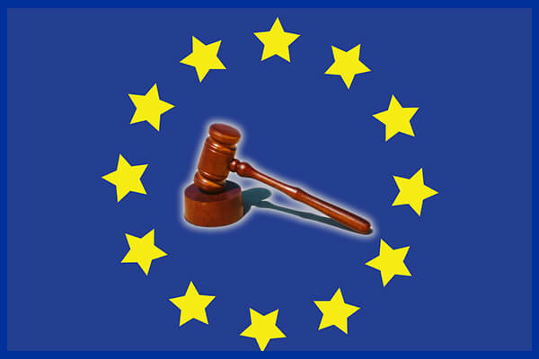 Ciocan peste steagul UE reprezentând faptul că Comisia Europeană este legiuitorul UE, cu efecte inclusiv în România